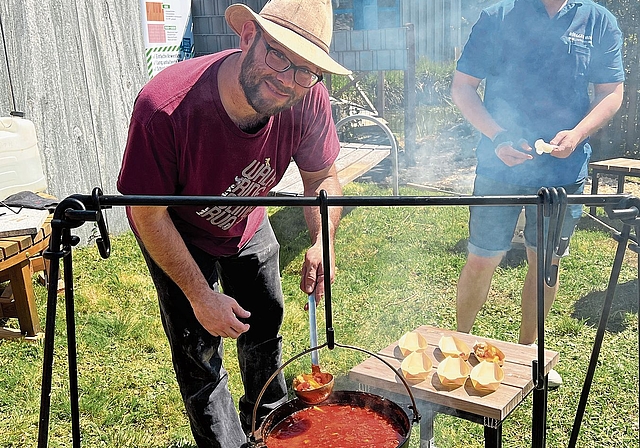Jochaim Förster kochte am Frühlingsfest in einem Topf von Petromax ein zartes Gulasch.