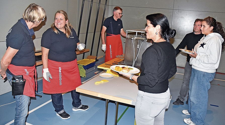 Neu nutzt der Chor rund um Präsidentin Jasmin Kirchhofer (2. von links) Elektroöfen zur Raclette-Zubereitung.Bilder: Alfred Weigel Neu nutzt der Chor rund um Präsidentin Jasmin Kirchhofer (2. von links) Elektroöfen zur Raclette-Zubereitung.Bilder: Alfred Weigel