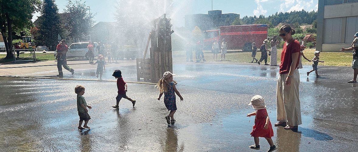 Bei dieser Hitze hochwillkommen: der Wasserplausch aus Feuerwehrschläuchen.