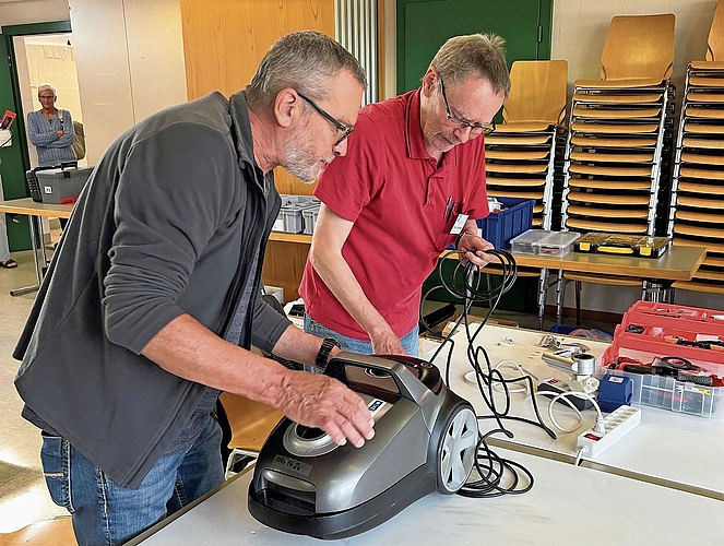 Ein Staubsauger als «Patient»: Kunde Kurt Wiederkehr (links) und der engagierte Reparateur Martin Schlatter.Bild: agu Ein Staubsauger als «Patient»: Kunde Kurt Wiederkehr (links) und der engagierte Reparateur Martin Schlatter.Bild: agu
