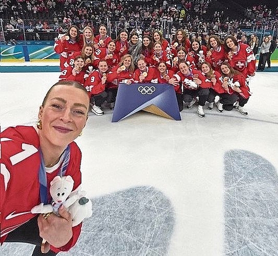 Ein Selfie für die Ewigkeit: Lena-Marie Lutz und ihre Teamkolleginnen vom Frauen-Nationalteam freuen sich nach der Medaillenübergabe auf dem Mailänder Eis.Bild: ZVG Ein Selfie für die Ewigkeit: Lena-Marie Lutz und ihre Teamkolleginnen vom Frauen-Nationalteam freuen sich nach der Medaillenübergabe auf dem Mailänder Eis.Bild: ZVG
