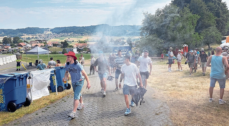 Gegen die Rekordhitze half auch eine Spezialdusche, die den Zuschauern für eine erfrischende Abkühlung zur Verfügung stand. Gegen die Rekordhitze half auch eine Spezialdusche, die den Zuschauern für eine erfrischende Abkühlung zur Verfügung stand.