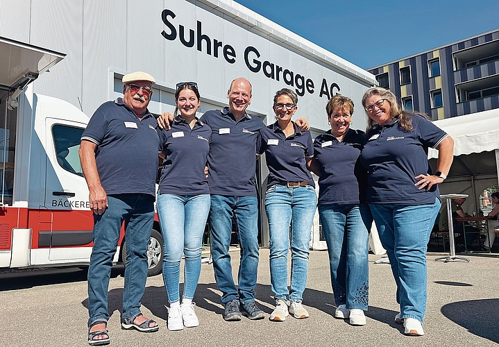 Familie Roth (von links): Senior-Chef Hannes Roth sen., Ilona Roth mit ihren Eltern, Geschäftsführer Hannes jun. und Monika Roth, sowie Nelly und Jeannette Roth. Es fehlt Anja Roth.Bilder: kf Familie Roth (von links): Senior-Chef Hannes Roth sen., Ilona Roth mit ihren Eltern, Geschäftsführer Hannes jun. und Monika Roth, sowie Nelly und Jeannette Roth. Es fehlt Anja Roth.Bilder: kf
