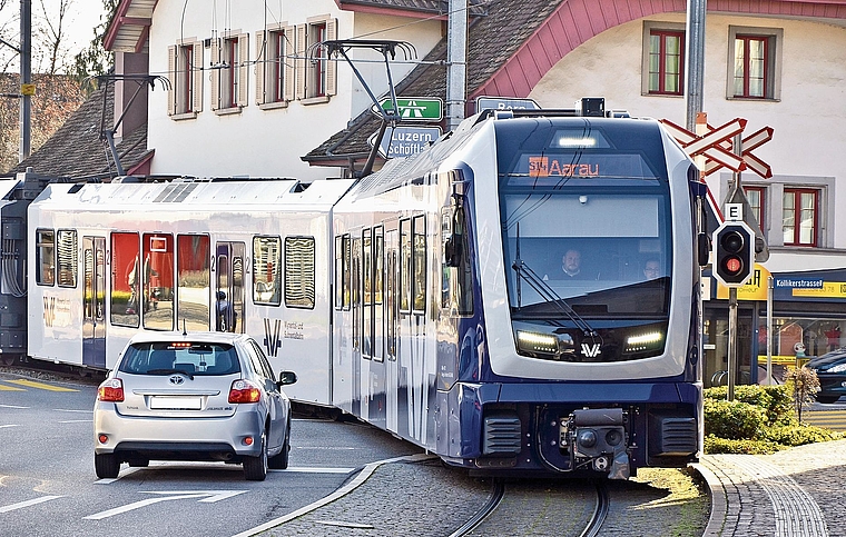 Geduld und Vorsicht gefragt: WSB und Normalverkehrt dürften sich noch mehrere Jahre auf dem Engelplatz in Oberentfelden direkt begegnen.Bild: Daniel Vizentini/Archiv
