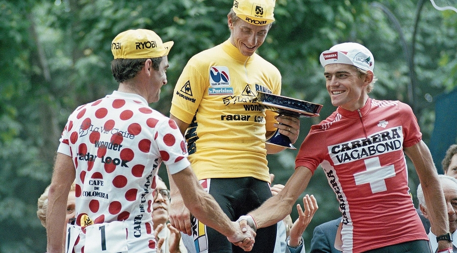 Ein spezieller Moment im Leben von Urs Zimmermann: Auf dem Siegespodest in Paris gratuliert ihm Bernard Hinault zum dritten Schlussrang. In der Mitte der Sieger Greg LeMond. Bild: ZVG
