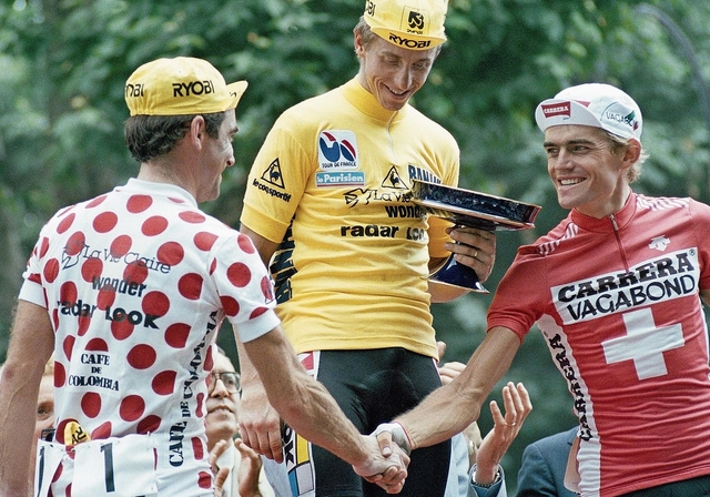 Ein spezieller Moment im Leben von Urs Zimmermann: Auf dem Siegespodest in Paris gratuliert ihm Bernard Hinault zum dritten Schlussrang. In der Mitte der Sieger Greg LeMond. Bild: ZVG