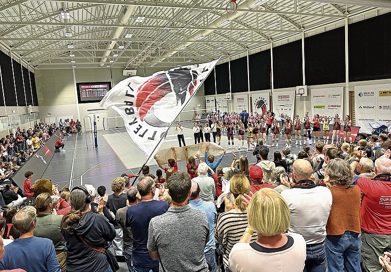 Ein historischer Abend für den BTV Aarau: Die Spielerinnen bedanken sich nach ihrer starken NLA-Premiere beim Publikum für die lautstarke Unterstützung.Bild: RAN