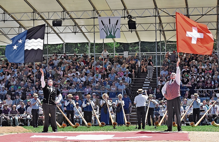 Gelebte Traditionen: Alphornklänge, Jodelgesang und Fahnenschwinger gehören zu jedem Schwingfest dazu und sorgen für ein ganz spezielles Heimatgefühl. Gelebte Traditionen: Alphornklänge, Jodelgesang und Fahnenschwinger gehören zu jedem Schwingfest dazu und sorgen für ein ganz spezielles Heimatgefühl.