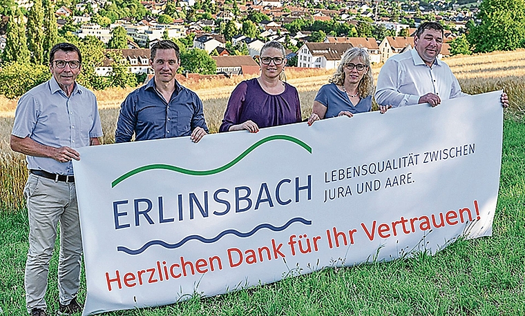 Der Erlinsbacher Gemeinderat für die Amtsperiode 2026–2029 (von links): Gemeindepräsident Heinz Pfluger, Jonas Graf, Vize-Gemeindepräsidentin Stefanie Stirnemann, Gabriela Senn und Edy Bircher.Bild: ZVG