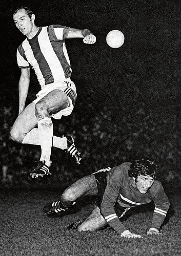 «Mäne» Rufli im Spiel gegen Bayern München bei der Einweihung der Flutlichtanlage 1970 im Brügglifeld – gegen Beckenbauer (Bild), Hoeness und Müller blieb er ohne Gegentor.
