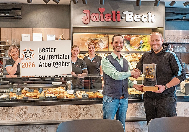 «Bester Suhrentaler Arbeitgeber 2026»: Marc Jaisli, Geschäftsführer der Jaisli-Beck AG, erhält die Auszeichnung vom Initianten und Werber Markus Stutz von der Werbe- und PR-Agentur Stutz Kommunikation aus Muhen. Bild: ZVG