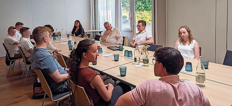 Nationalrat Andreas Glarner war Gast beim ersten Stamm des Aargauer Jugendparlaments.Bild: zvg