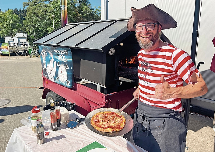 Ofenfrische Pizza gabs am Stand der Bäckerei Sollberger. Ofenfrische Pizza gabs am Stand der Bäckerei Sollberger.