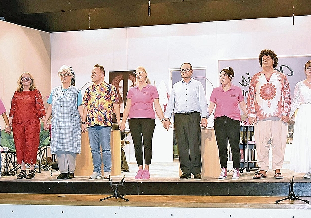 Mit Applaus eingedeckt: Die Mitglieder der Theatergesellschaft Oberentfelden bedanken sich beim Publikum für den grossen Zuspruch in dieser Saison.Bild: ZVG