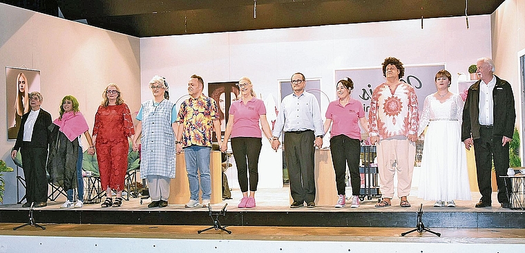 Mit Applaus eingedeckt: Die Mitglieder der Theatergesellschaft Oberentfelden bedanken sich beim Publikum für den grossen Zuspruch in dieser Saison.Bild: ZVG