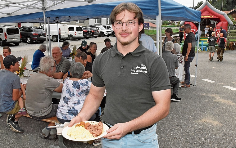 Dominik Rothenbühler serviert ein Lammvoressen.Bild: Alfred Weigel
