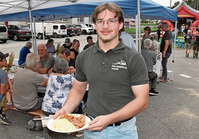 Dominik Rothenbühler serviert ein Lammvoressen.Bild: Alfred Weigel