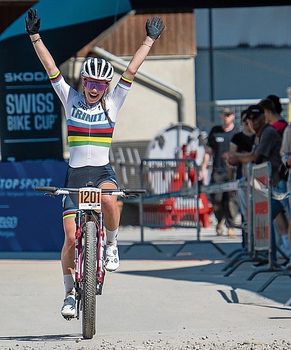 Anja Grossmann jubelt über ihren Sieg. Die für den RC Gränichen fahrende Juniorin gewann sämtliche Rennen des diesjährigen Škoda Swiss Bike Cups und sicherte sich damit überlegen den Gesamtsieg der U19-Kategorie.