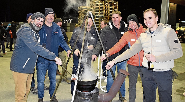 Gut eingepackt und bestens gelaunt: HGVS-Mitglieder beim beliebten Fondueanlass bei der Adi Meier AG in Hirschthal. Bild: RAN