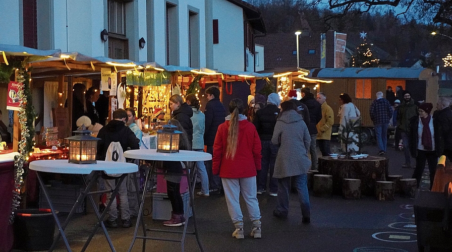 Der Weihnachtsmarkt in Teufenthal erfreute sich grosser Beliebtheit.