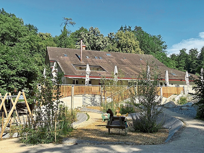 Das Restaurant im Roggenhausen nach der Sanierung mit grösserer Terasse und Spielplatz direkt daneben.Bilder: Sarah Moll Das Restaurant im Roggenhausen nach der Sanierung mit grösserer Terasse und Spielplatz direkt daneben.Bilder: Sarah Moll