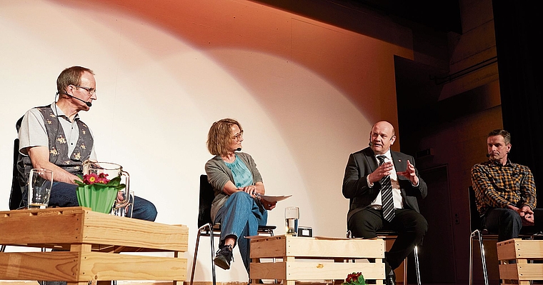 Über nachhaltige Landwirtschaft diskutierten in Staffelbach unter anderen Landwirt Ruedi Müller, alt Regierungsrätin Susanne Hochuli, SVP-Nationalrat Ernst Wandfluh und Landwirt Max Hauri (von links).Bild: Henry Muchenberger