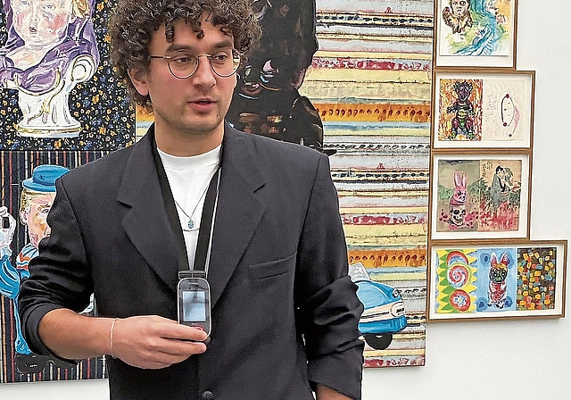 Kurator Julian Denzler führt durch die Auswahl.