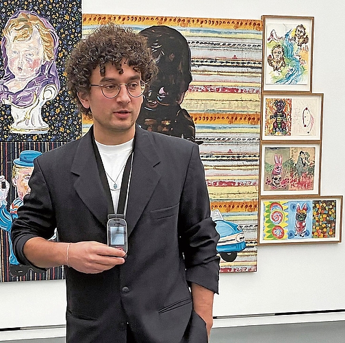 Kurator Julian Denzler führt durch die Auswahl.