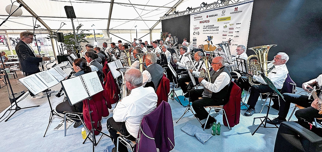 Die Musikgesellschaft Rohr begleitete nicht nur den Festakt am Sonntag musikalisch, sondern spielte zusammen mit der Musikgesellschaft Oberentfelden am Samstagabend ein begeisterndes und abwechslungsreiches Konzert auf dem Festgelände. Die Musikgesellschaft Rohr begleitete nicht nur den Festakt am Sonntag musikalisch, sondern spielte zusammen mit der Musikgesellschaft Oberentfelden am Samstagabend ein begeisterndes und abwechslungsreiches Konzert auf dem Festgelände.