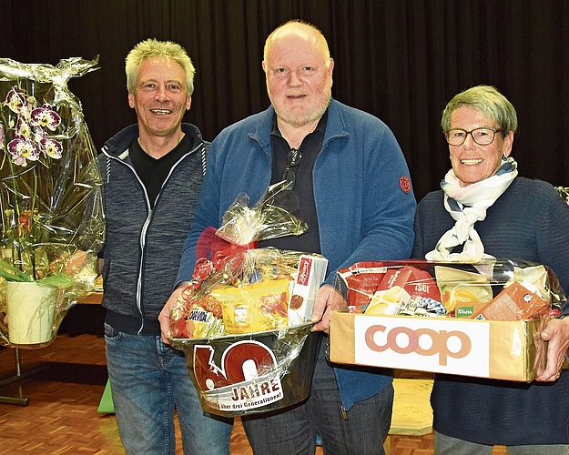 Die glücklichen Gewinner: Sieger (Mitte) Walter Büschlen aus Schönenwerd, 2. André Werder aus Reinach, 3. Hanni Niedermann aus Schöftland.