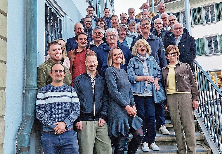Die Teilnehmenden der 161. Jahresversammlung des Gemeindeschreibervereins des Bezirks Zofingen auf der Treppe des frisch renovierten Rathauses von Aarburg.Bild: ZVG