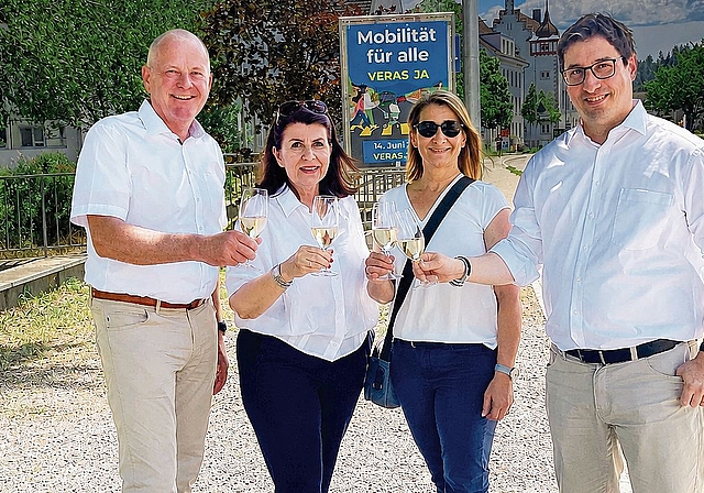 Freude bei den Befürwortern von VERAS (von links): Landammann Stephan Attiger, Suhrs Gemeindepräsidentin Carmen Suter, Marianne Kamm (Verbandssekretärin Aarg. Verkehrskonferenz) und Grossrat Stefan Huwyler (Präsident Aarg. Verkehrskonferenz, Kamp