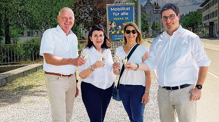 Freude bei den Befürwortern von VERAS (von links): Landammann Stephan Attiger, Suhrs Gemeindepräsidentin Carmen Suter, Marianne Kamm (Verbandssekretärin Aarg. Verkehrskonferenz) und Grossrat Stefan Huwyler (Präsident Aarg. Verkehrskonferenz, Kamp