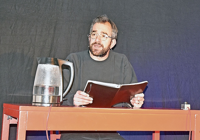 Der Wasserkocher symbolisiert das Motto des aktuellen Programms: «99°C – Wortspiele am Siedepunkt».Bild: AWE