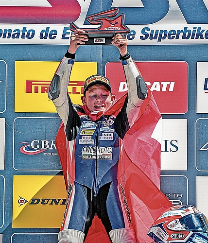 Jubel nach dem Sieg in Aragon: Alessio Arnold feiert einen seiner Rennerfolge 2025.