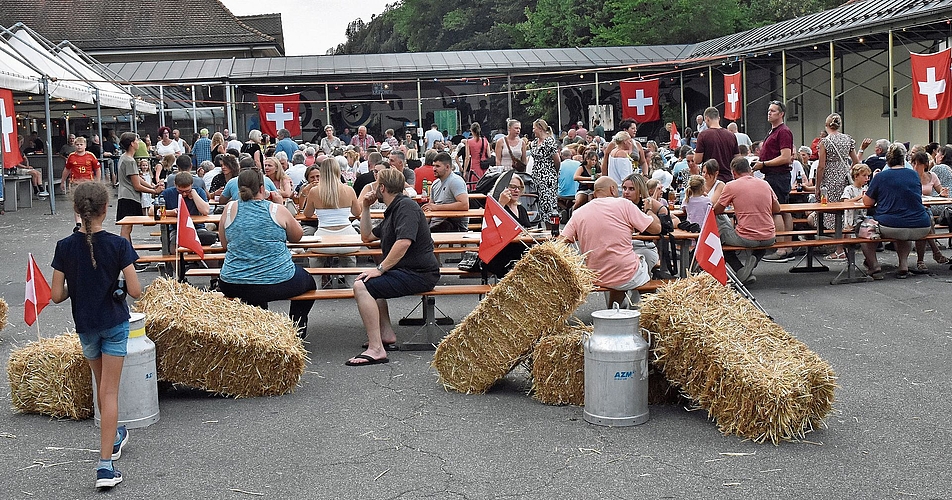 Der Pausenplatz als neuer Veranstaltungsort füllte sich mit abnehmenden Temperaturen zusehends.Bild: Alfred Weigel Der Pausenplatz als neuer Veranstaltungsort füllte sich mit abnehmenden Temperaturen zusehends.Bild: Alfred Weigel