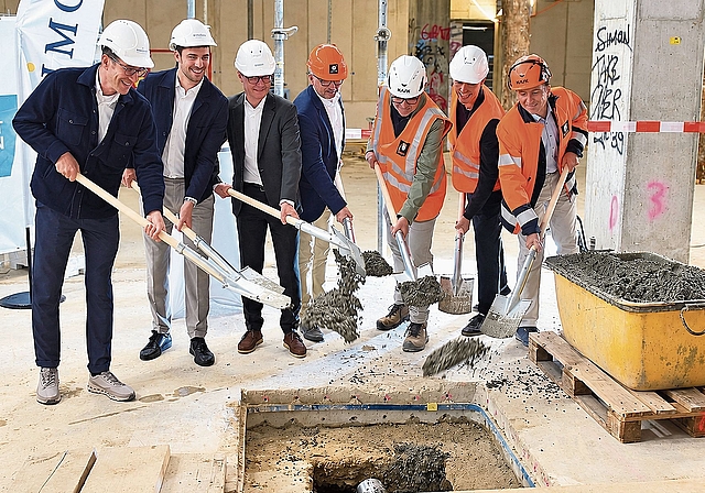 Die Zeitkapsel wird einbetoniert: Vertreter der Bauherrin Mobimo AG, Architekt Beat Schneider, Stadtpräsident Hanspeter Hilfiker und Mitarbeitende von Implenia betonieren die Kapsel gemeinsam im Nordbau ein. Bild: RAN