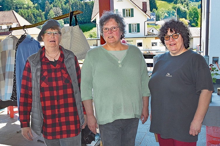 Verena Leuenberger, Daniela Segmüller und Sabine Linder organisierten den ersten Verkaufs- und Tauschmarkt in Bottenwil.