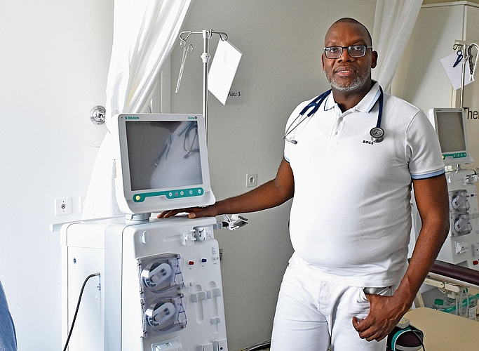 Christian Fahe in der Dialysestation seiner Praxis in Muhen. Der Facharzt bietet eines der wenigen ambulanten Dialyseangebote im Kanton an und setzt dabei auf persönliche Betreuung in familiärer Atmosphäre.Bilder: RAN
