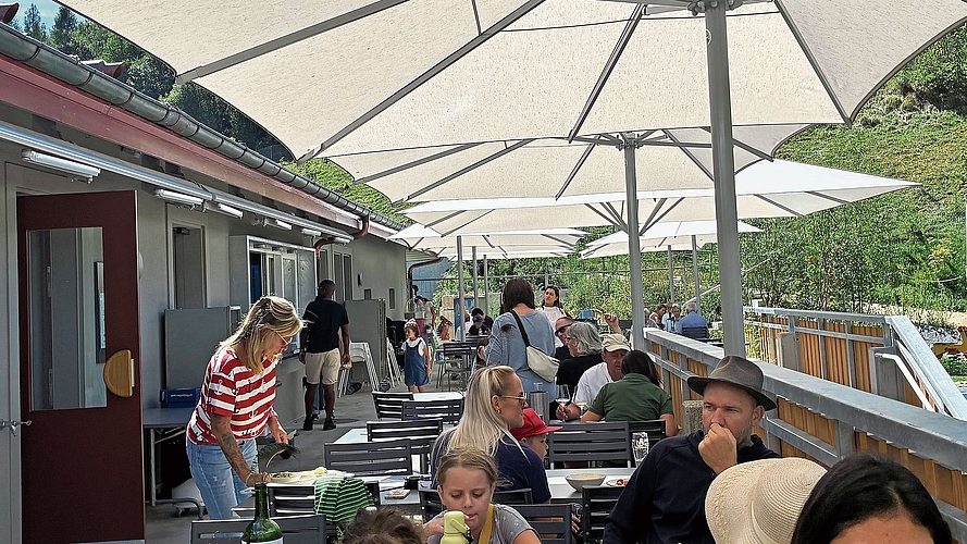 Mittagessen auf der neuen Terasse.
