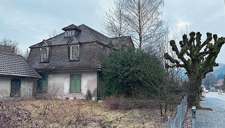 Das «Wibrusa-Haus» in Safenwil soll abgerissen werden. auf dem Gelände soll es eine Wiese geben. Bild: RAN