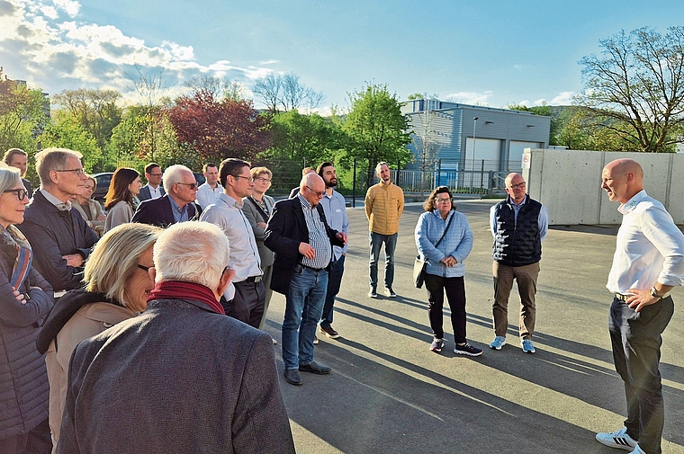 Mitglieder des Forum Aargau beim Rundgang mit Markus Regez, Geschäftsführer der GPA.Bild: zvg