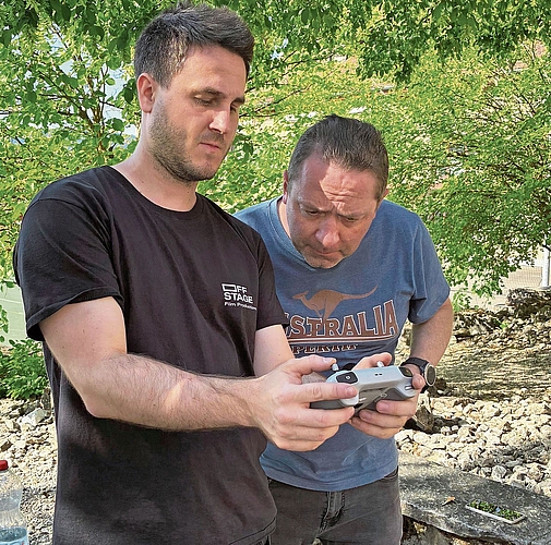 Blick auf die Bilder der Drohne: Marco Hunkeler (links) und Martin Zollet. Blick auf die Bilder der Drohne: Marco Hunkeler (links) und Martin Zollet.