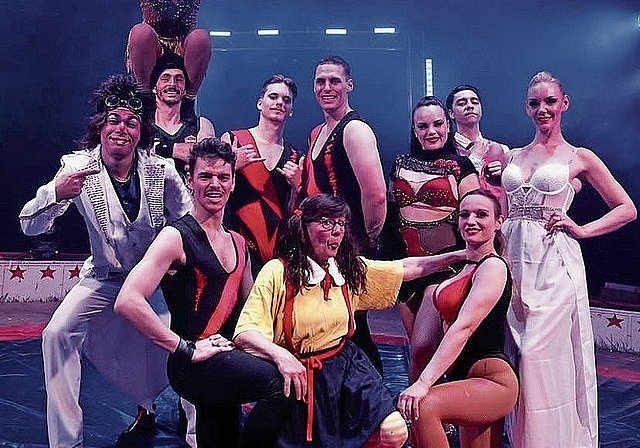 Die Artistenfamilie des Zirkus Aria gemeinsam mit Gründerin und Besitzerin Sabrina Lüscher – sie alle stehen hinter dem neuen Programm und prägen den Regionalzirkus mit Herzblut und Leidenschaft.Bild: ZVG