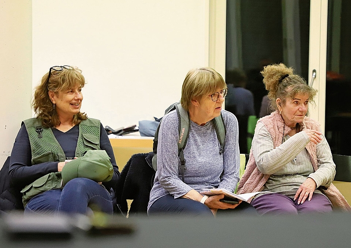 Konzentrierte Theaterleute beobachten die Szenerie auf der Bühne.