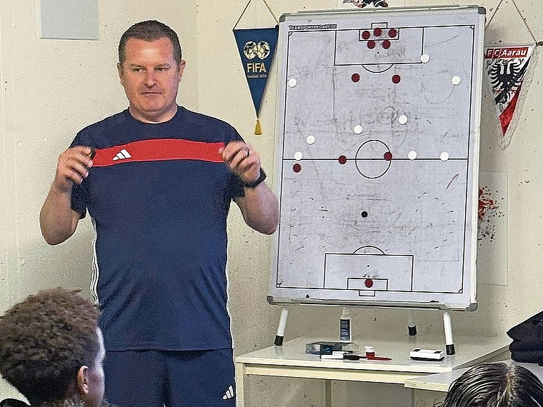 Für sein Engagement zugunsten des Schiri-Nachwuchses ist Dominik Hauri für den AFV-Award 2026 nominiert: Hier gibt der langjährige Instruktor sein Wissen an junge Schiedsrichter weiter. Bild: ZVG