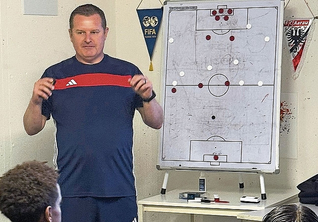 Für sein Engagement zugunsten des Schiri-Nachwuchses ist Dominik Hauri für den AFV-Award 2026 nominiert: Hier gibt der langjährige Instruktor sein Wissen an junge Schiedsrichter weiter. Bild: ZVG
