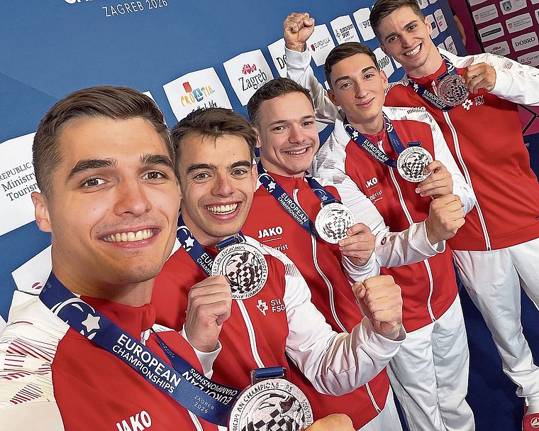 Florian Langenegger, Mattia Piffaretti, Noe Seifert, Matteo Giubellini und Dominic Tamsel (von links) feiern den Gewinn der EM-Bronzemedaille in Zagreb. Bild: ZVG