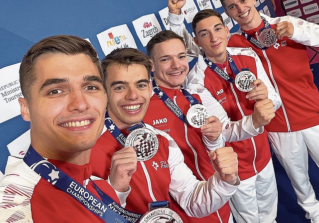 Florian Langenegger, Mattia Piffaretti, Noe Seifert, Matteo Giubellini und Dominic Tamsel (von links) feiern den Gewinn der EM-Bronzemedaille in Zagreb. Bild: ZVG
