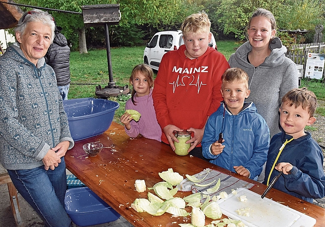 Eine zufällig vorbeikommende Familie fand Gefallen am Hobeln und Walken.